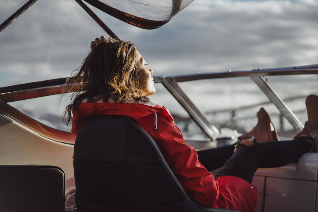 Fahrstunden auf einem Motorboot